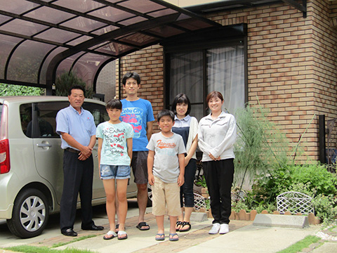 岩倉市Ｆ様_外壁塗替工事_お客様の声_記念撮影
