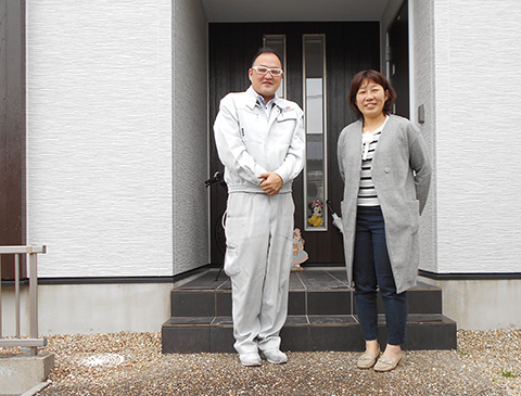 愛知県常滑市Ｉ様_外壁屋根塗替工事_お客様の声_記念撮影