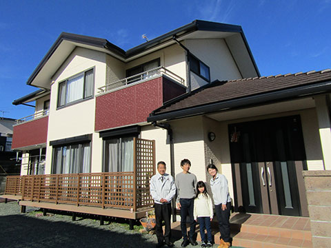 愛知県豊川市Ｈ様_外壁リフォーム_お客様の声_記念撮影_株式会社麻布