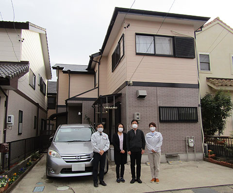 愛知県春日井市Ｈ様_外壁屋根リフォーム_お客様の声_記念撮影2_株式会社麻布