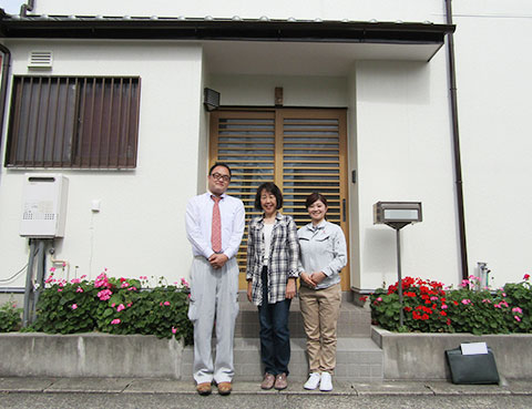 春日井市Ｍ様とご自宅の前で記念撮影2