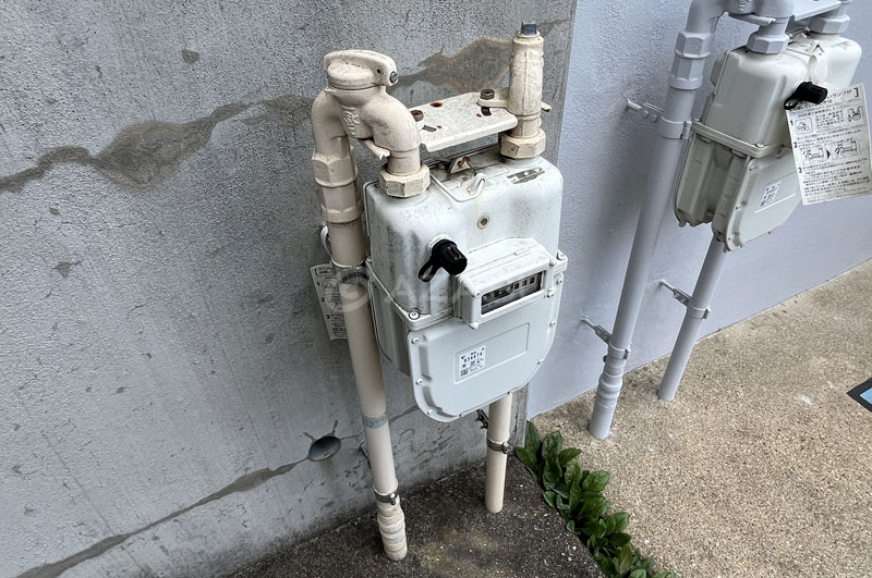 ガスメーター(配管部分のみ塗装施工した)