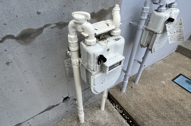 ガスメーター(配管部分のみ塗装施工した)