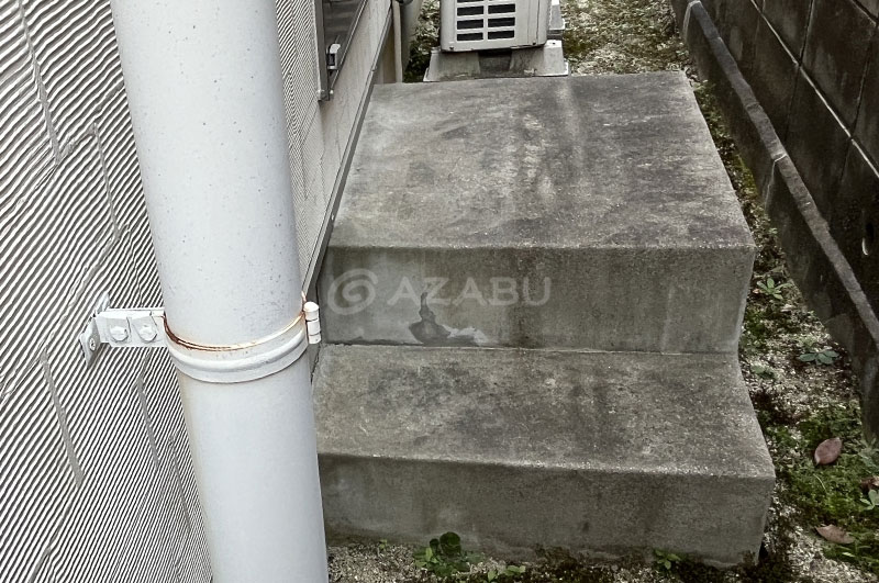 勝手口階段(高圧洗浄水洗いで汚れを洗い落とした)