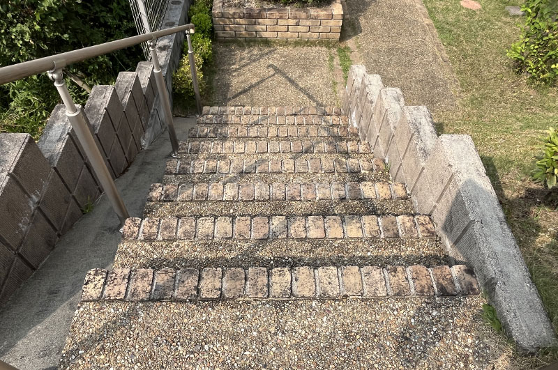 玄関前階段(高圧洗浄水洗いで汚れを洗い落とした)