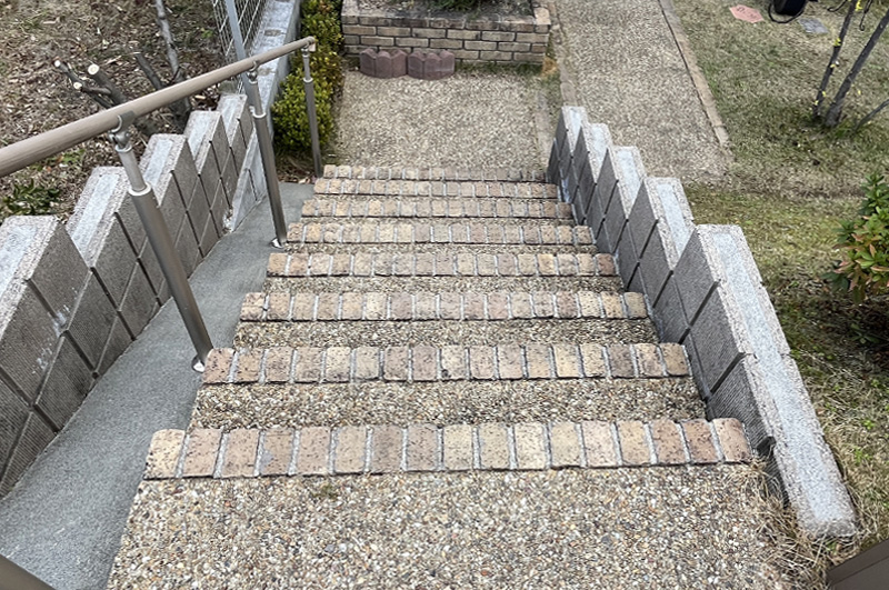 玄関前階段(高圧洗浄水洗いで汚れを洗い落とした)