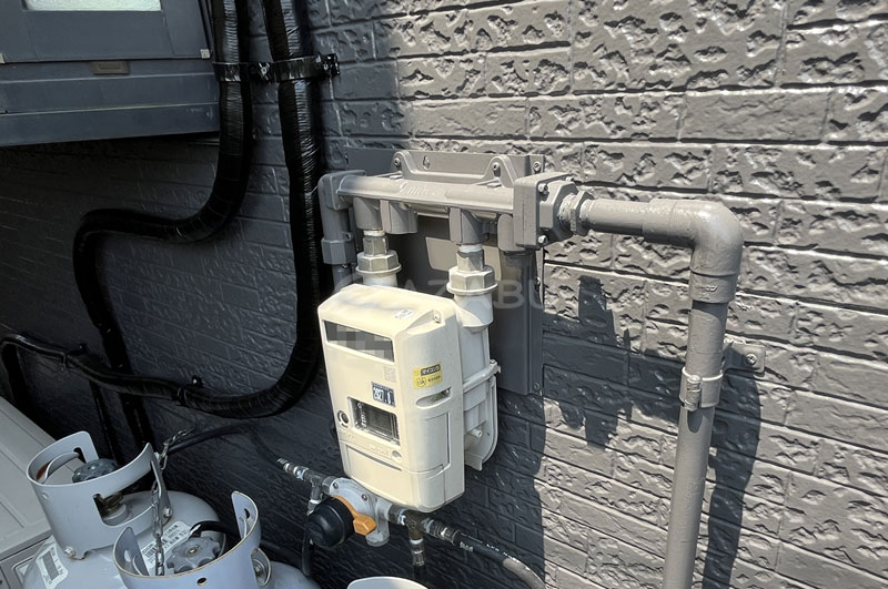 ガスメーター配管や周辺の外壁