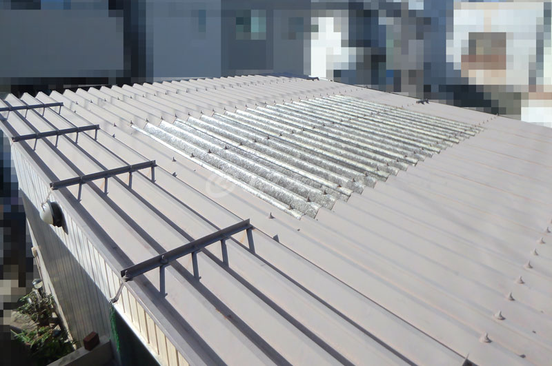 ガレージの金属屋根（折半屋根）