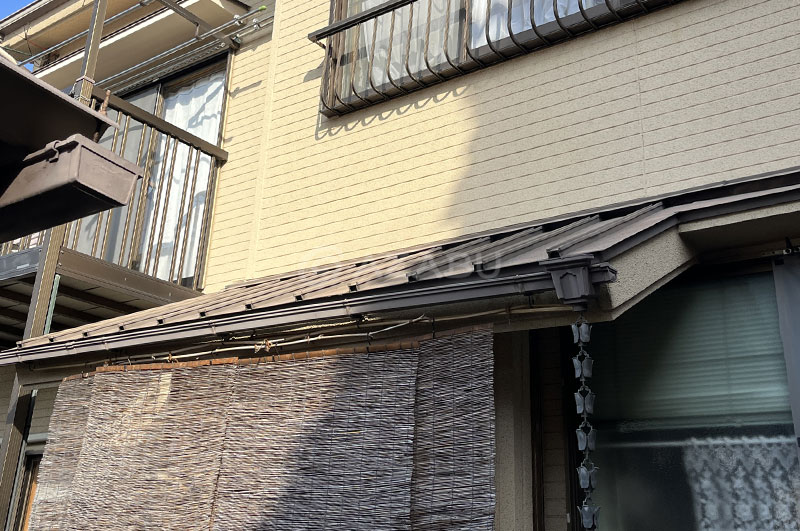 正面の下屋根（瓦棒）、軒樋（雨樋）、玄関周り外壁
