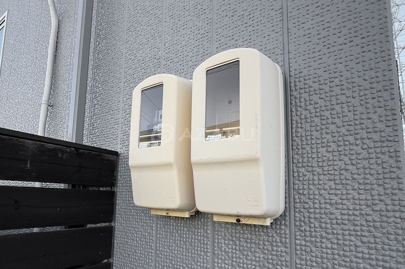 電気ボックスとその周りの外壁