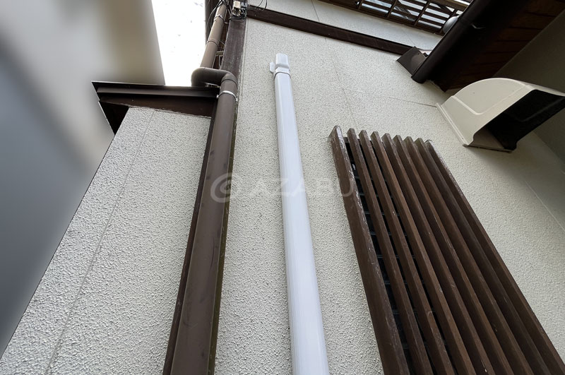 竪樋（雨樋）、エアコンダクトカバー、木製窓格子
